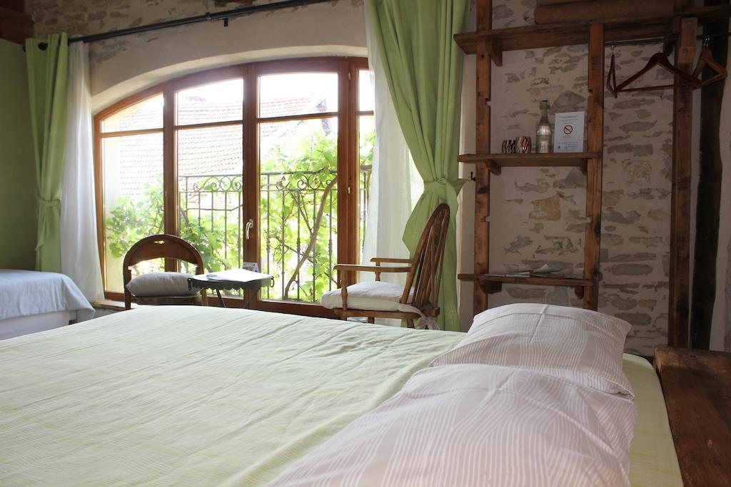 La Bicyclette Fleurie Bed & Breakfast Villemoirieu Rom bilde