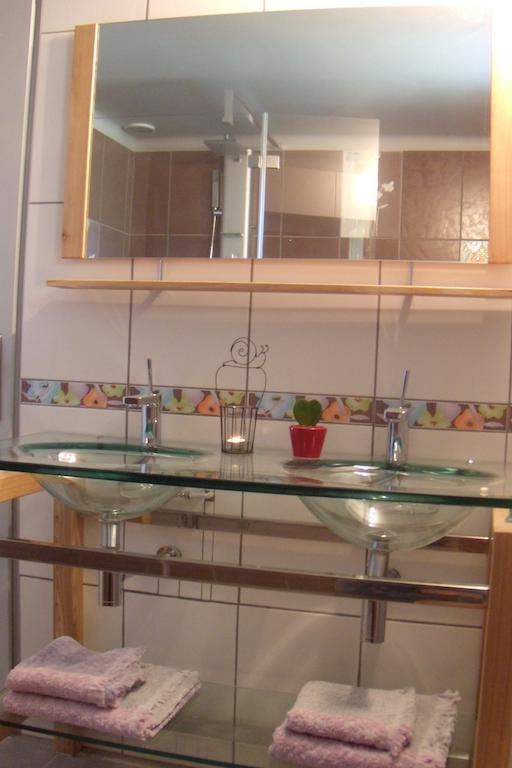 La Bicyclette Fleurie Bed & Breakfast Villemoirieu Rom bilde