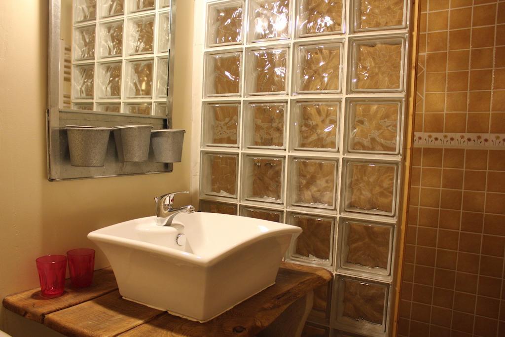 La Bicyclette Fleurie Bed & Breakfast Villemoirieu Rom bilde