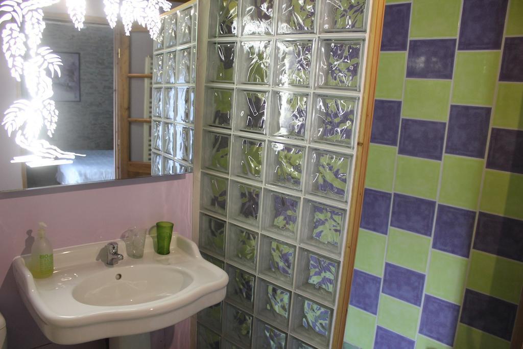 La Bicyclette Fleurie Bed & Breakfast Villemoirieu Rom bilde